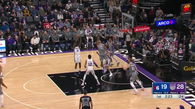 节目效果拉满了！米切尔刚过半场扔空接结果直接进了