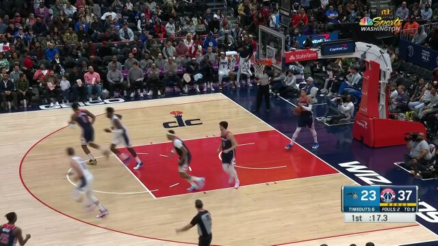 加福德乱战之中沉着冷静暴扣得手 萨格斯争分夺秒拔三分