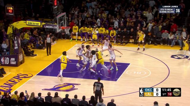 詹姆斯被三人夹防上篮不中 浓眉摘板补篮轻松取分