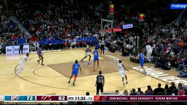 艾伦飞身拼抢摘下篮板 莫布利篮下接球轻松扣篮