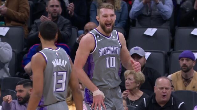 撞一下确实挺疼 萨博尼斯挂着麦基上篮并造成犯规