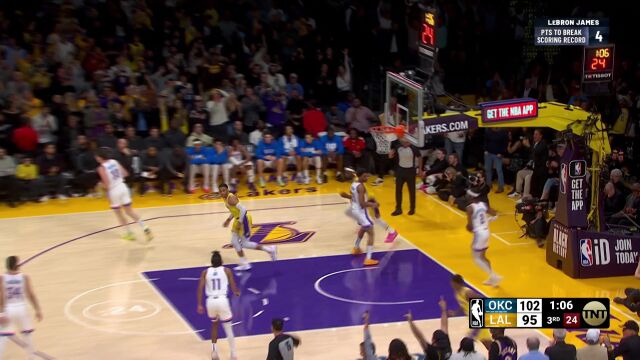 浓眉飞身救球詹姆斯接球上篮 距离破纪录只差2分