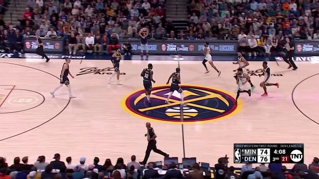 尽显英雄本色！爱德华兹迎着防守强行上篮打进扳平比分