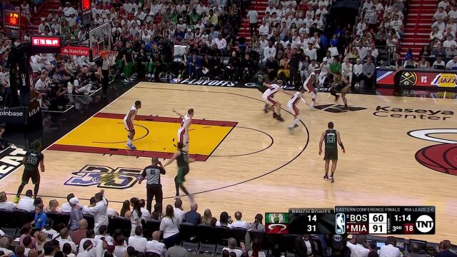 全员注视压力大！怀特底角三分瞄准出手不辱使命