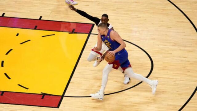 得分+篮板+助攻的水平都是统治级别的 约基奇砍下30+20+10NBA总决赛首人