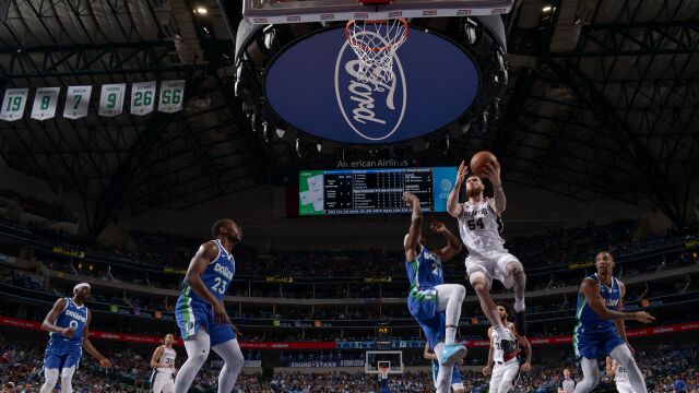 马刺138-117独行侠 马刺八人上双战胜独行侠拿下收官战