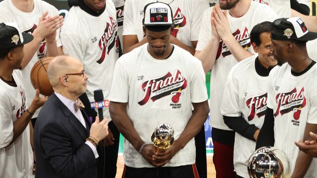 实至名归！巴特勒荣获2023东部决赛MVP 手握奖杯表情从容淡定