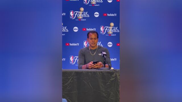 节目效果搞起来了！斯波教练听说希罗可能复出露出一脸惊讶的表情