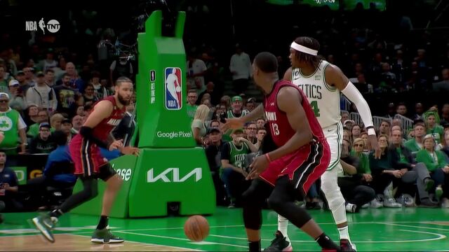 一招声东击西玩出花 阿德巴约击地妙传马丁上篮得手