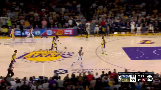 这就是季后赛的经验 老詹造成莫兰特关键进攻犯规