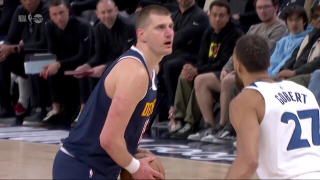 你来我往互不相让！约基奇与爱德华兹三分对飚剑拔弩张