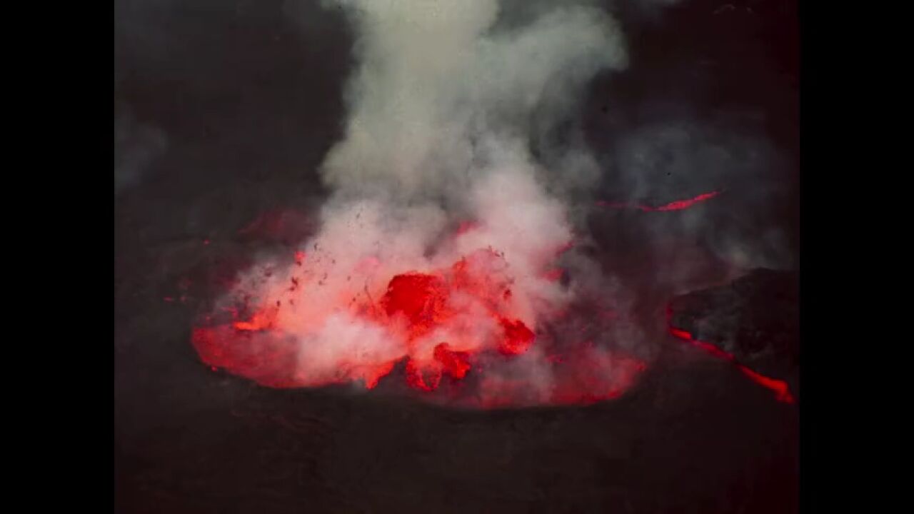 火山挚恋丨真实记录!在喷发的火山口边缘生活14天