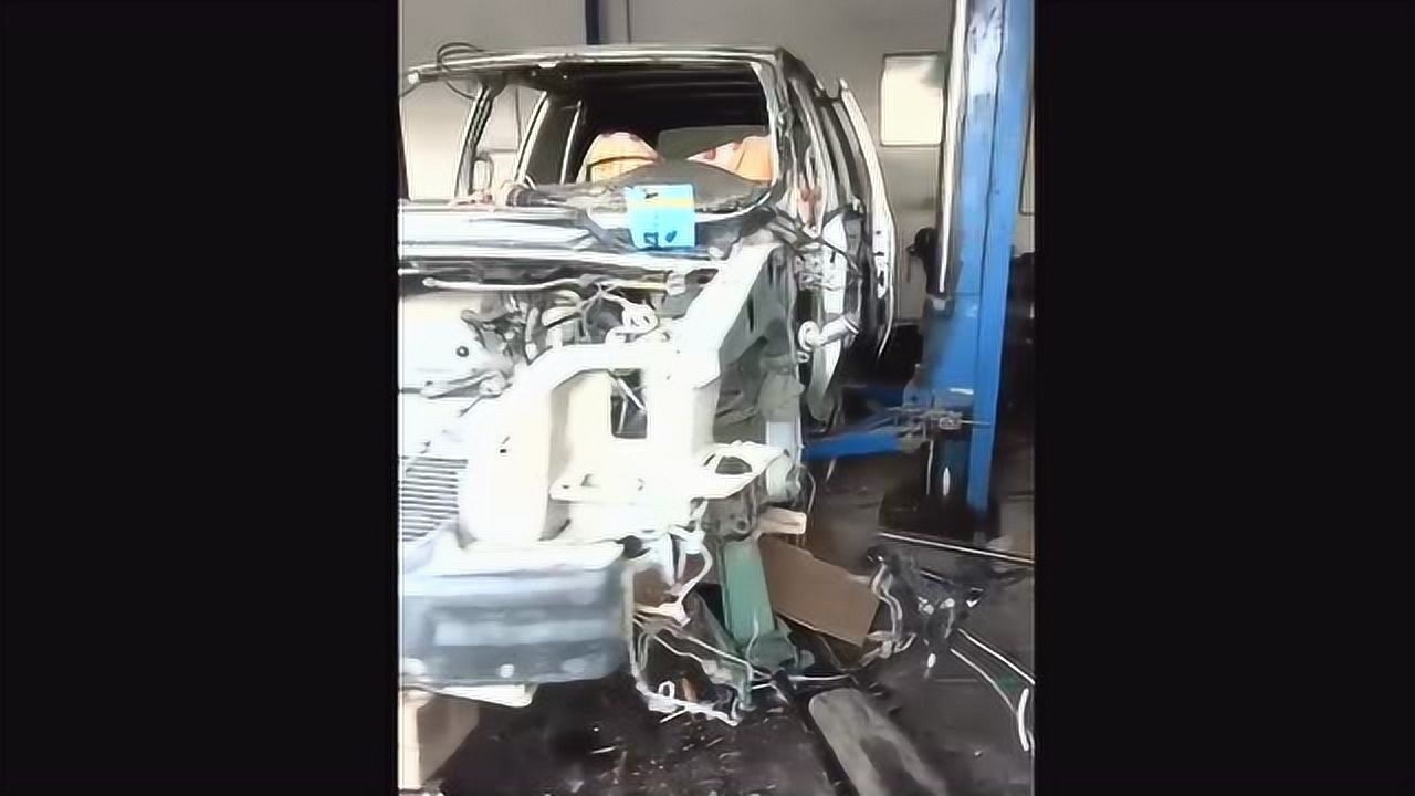 大事故汽车 剩下能用的只有一个大架了