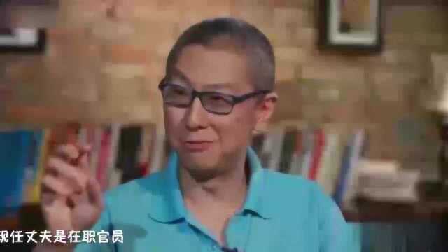 央视美女王小丫,96年毕业嫁自己大学老师,如今嫁给大20岁老公