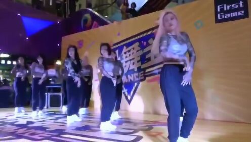 高颜值性感美女舞台热舞，舞蹈超级精彩，小姐姐颜值超高！