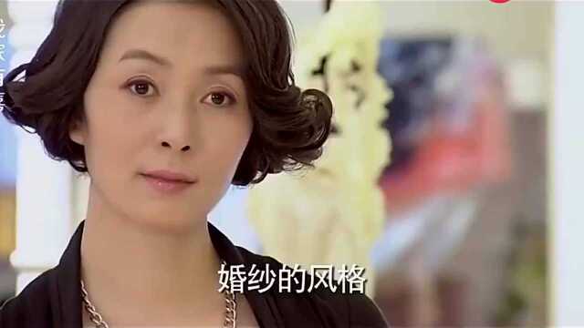 木喜给顾客提婚纱设计建议