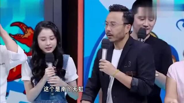 “小吃货”张慧雯被汪涵逮到,捂嘴的表情太可爱了