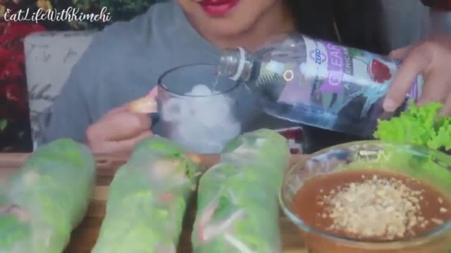 韩国吃货Kimchi吃自己做的大春卷,菜比肉多,好巨大