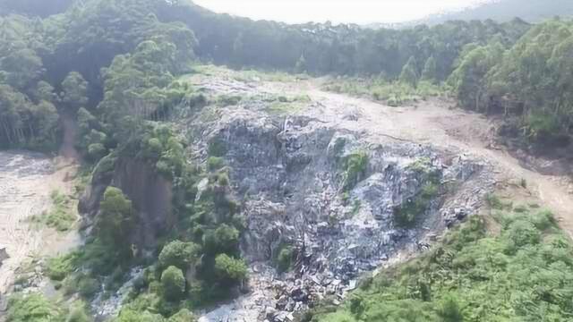 深山中隐藏垃圾山,偷运半年堆积成山,紧靠水库