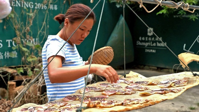 渔民家自晒的墨鱼干,小渔用墨鱼和猪肉今天露一手,整栋楼都香了