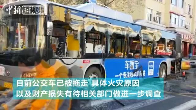 哈尔滨一公交车行驶途中自燃幸无伤亡