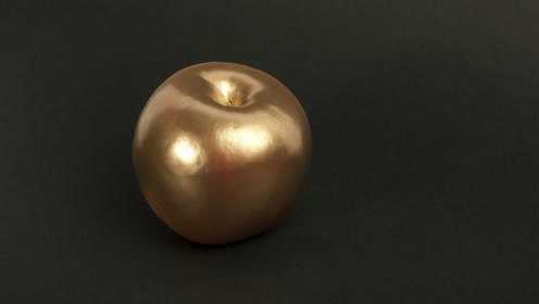 小伙自制“金苹果”,在一番摩擦之后苹果亮相,可惜没有一口钢牙!