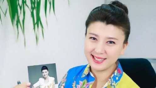 闫学晶47岁还是那么美，站在老公旁边像女儿，跟女儿合照似姐妹