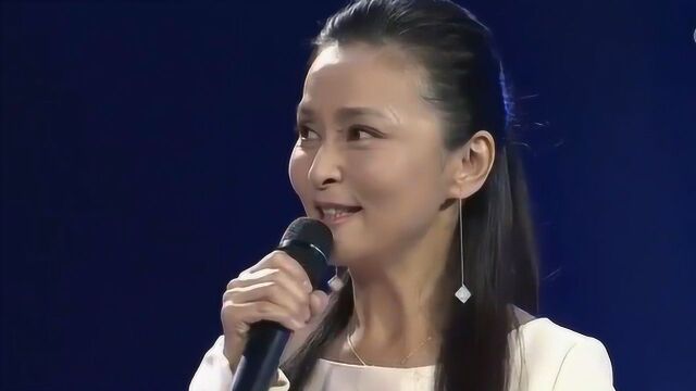 演员何音现场展示自己演戏功底,台上一首经典歌曲,非常的好听