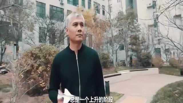 纸飞机大王!青岛帅大叔钻研纸飞机40年,叠出“永不降落”纸飞机