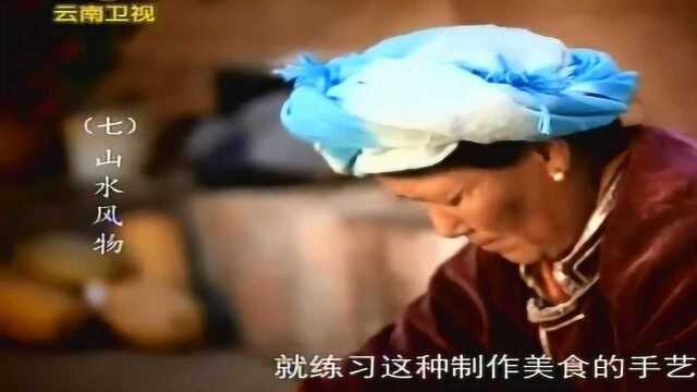 摩梭人家制作猪膘肉,整头猪除头骨以外,要把骨头全部剔除