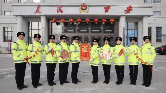 为保市民平安团圆,黑龙江交警守岗不回家,岗位拜年送祝福