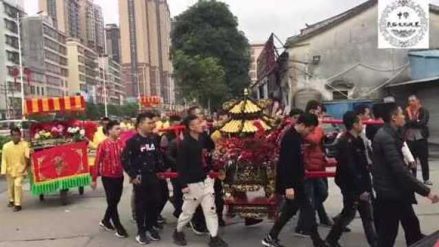 广东普宁斗文村迎老爷民俗,担花篮抬标旗的个个都是美女