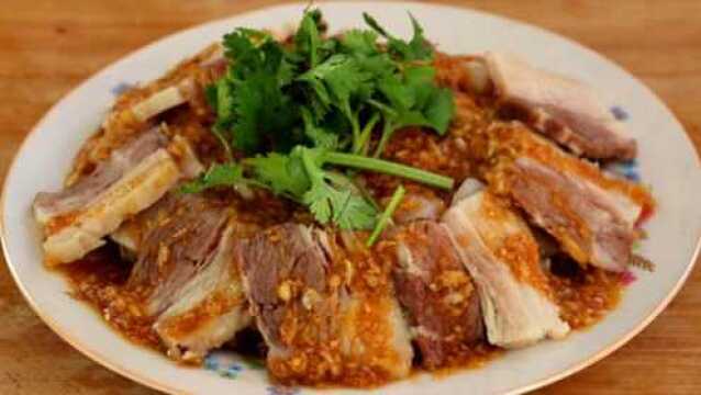 刘国勇:超好吃的下酒菜蒜泥白肉,蒜味浓郁,肥而不腻,香气扑鼻