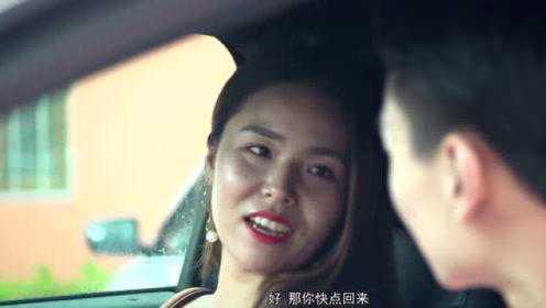 小伙刚和女友告别，又换了一个新女友，这速度够快