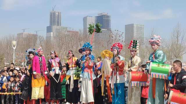 传统民俗引围观!天津潮音寺庙会再上演数百年历史的葛沽高跷