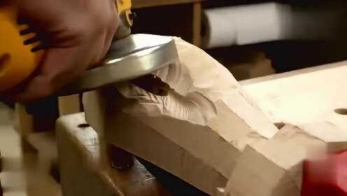 男子取出木材和颜料制作出这个，是粗制滥造还是艺术？