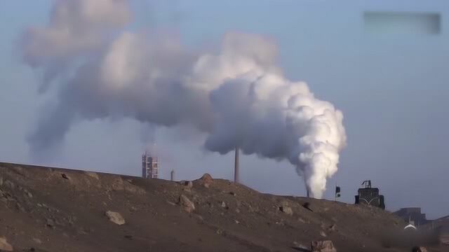 三道岭建设型蒸汽机车牵引自翻敞车进出选煤厂,蒸汽火车好评