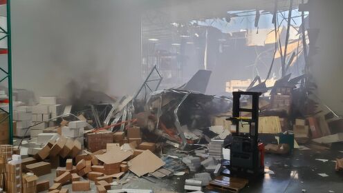 突发!美国一架F-16与大楼相撞坠毁 楼顶破大洞内部一片狼藉 - 腾讯视频