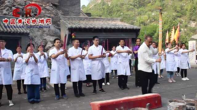 临汾柴氏中医全体员工寻医问祖,祭拜医祖华佗