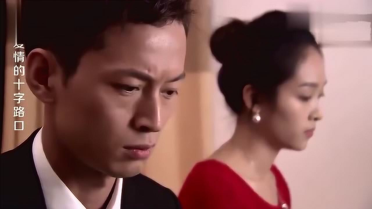 爱情的十字路口俩人假扮结婚洞房花烛夜坐在床边大眼瞪小眼