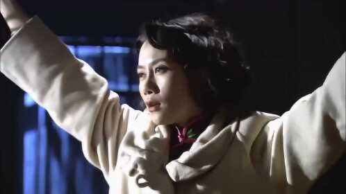 女特工不幸被捕入狱，怎料女特工身份不简单，吓得小鬼子不敢动刑