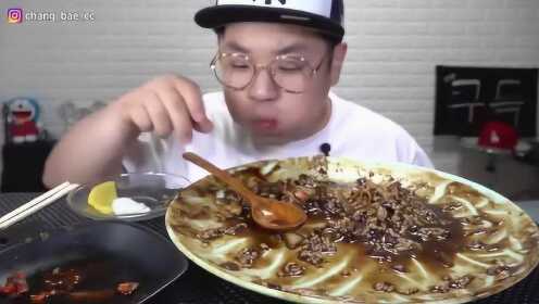小哥哥吃海鲜鱿鱼炸酱面，大口大口的吃,忍不住的咽下了口水！