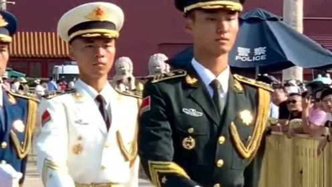 带头走路的兵哥哥,是新国旗手,他的名字叫李振海!