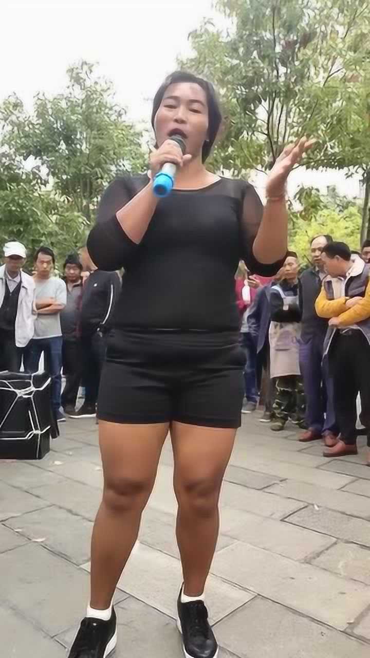 网红黑妹空旷场地歌唱唱的比以前更好了观众也比以前更多了
