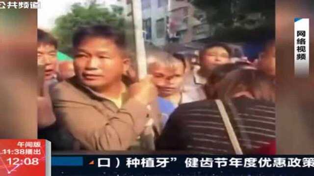 扫黄现场:10多名卖淫人员被警方带走