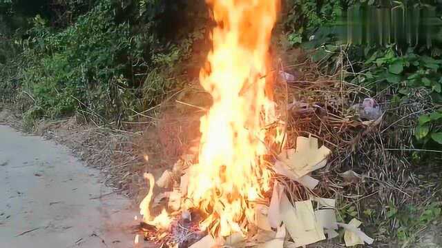 传统习俗七月半中元节,跟邻居奶奶烧纸钱祭祖,年轻人都很少懂了