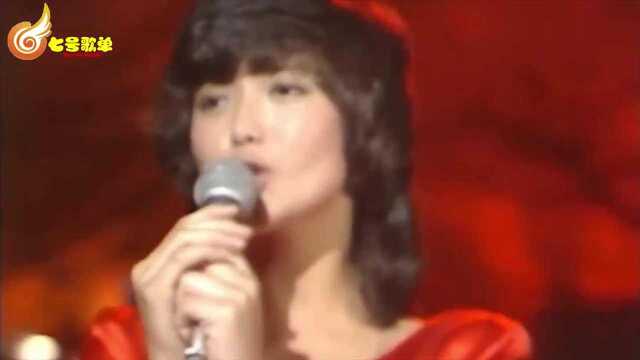 山口百惠霸气演唱《爱的风暴》,红裙魅力尽现,这也太好看了吧!