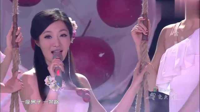 美女歌手语含演唱《红山果》歌声甜美,好听极了