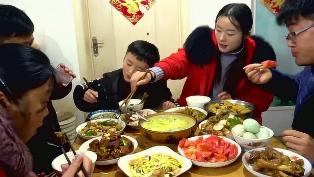 大骚做最奢华的一次年夜饭,所有食材都上桌,很过瘾