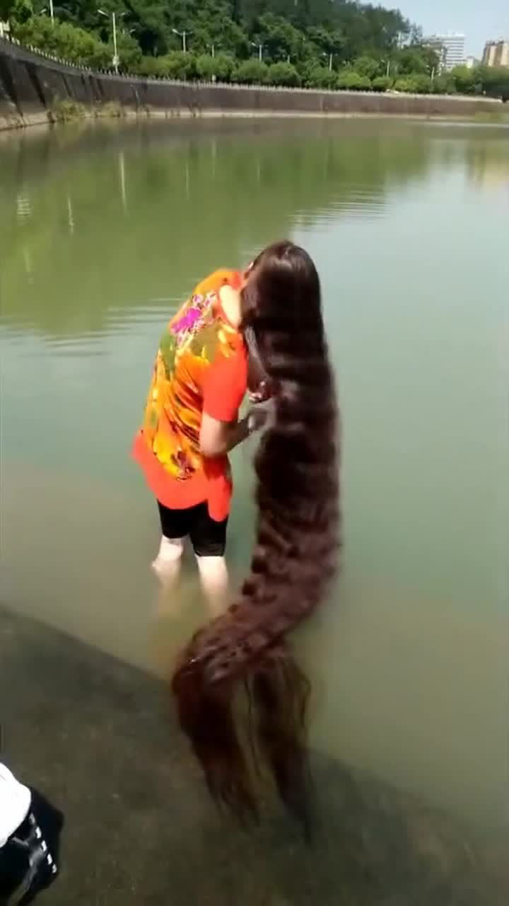 长发美女在河边洗头发,留了一辈子的头发,每次洗都要很仔细!